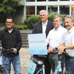 RWE übergibt E-Bikes an die Stadt Arnsberg.