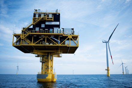 Umspannstation auf hoher See: Netzanbindung von Offshore-Windparks soll besser koordiniert werden.