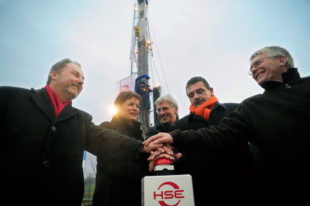 Per Knopfdruck startet die erste geothermische Tiefenbohrung in Hessen.