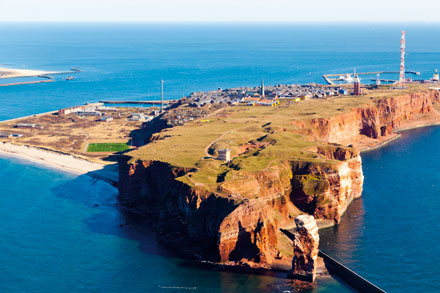 Helgoland: Servicehafen für Windkraftanlagen sichert 150 Arbeitsplätze.