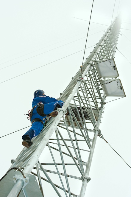 Windmessmast: TÜV SÜD bietet auch Windmessungen und Windgutachten an.