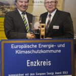 Landrat Karl Röckinger (r.) nimmt den European Energy Award von Umweltminister Franz Untersteller entgegen.