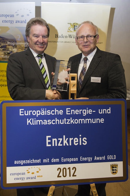 Landrat Karl Röckinger (r.) nimmt den European Energy Award von Umweltminister Franz Untersteller entgegen.