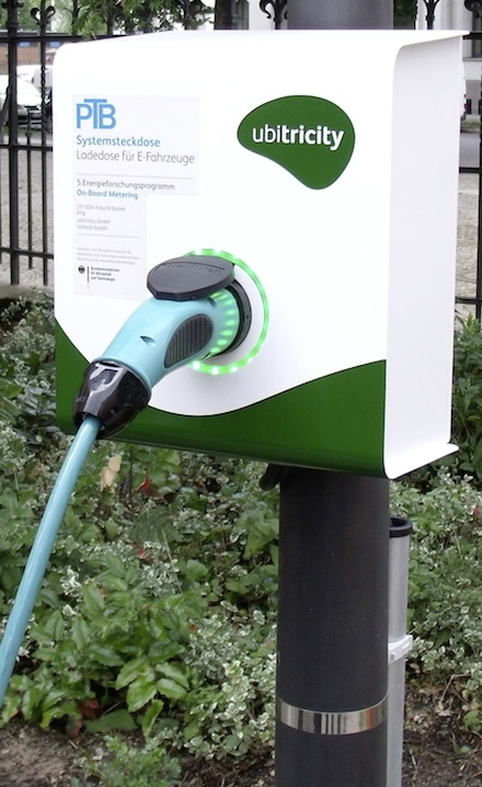 Systemsteckdose zum Laden von Elektrofahrzeugen am Standort der PTB in Berlin-Charlottenburg.