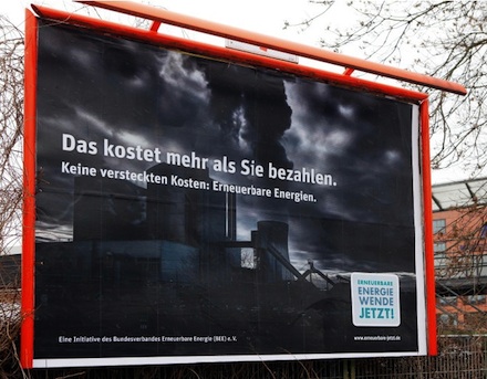 Die Initiative "Erneuerbare Jetzt!" weist mit Großflächenplakaten in Berlin-Mitte auf die versteckten Kosten der fossil-atomaren Energieerzeugung hin.