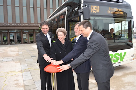 In Reutlingen ist der Einsatz des ersten Hybridbusses der Stadt freigegeben worden.