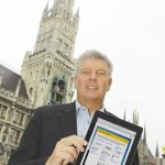 Münchens Wirtschaftsreferent Dieter Reiter hat als Erster das kostenlose M-WLAN auf dem Marienplatz getestet.