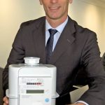 Vertriebsleiter Matthias Braun präsentiert den neuen Prepaid-Gaszähler der Stadtwerke Neuss samt Prepaid-Karte.