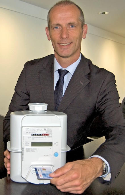 Vertriebsleiter Matthias Braun präsentiert den neuen Prepaid-Gaszähler der Stadtwerke Neuss samt Prepaid-Karte.