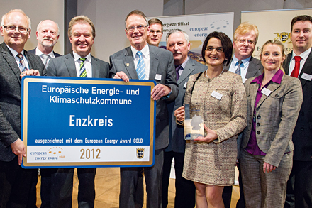 Baden-Württembergs Umweltminister Franz Untersteller (4.v.l.) würdigt den Erfolg des Energie-Teams.