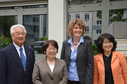 Die rheinland-pfälzische Wirtschaftsministerin Eveline Lemke empfing eine Delegation japanischer Bürgermeister zu einer Informationsreise über erneuerbare Energien.