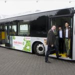 SWB-Geschäftsführer Heinz Jürgen Reining (li.) bei der Vorstellung des Elektrobusses des chinesischen Busherstellers BYD.