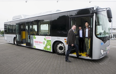 SWB-Geschäftsführer Heinz Jürgen Reining (li.) bei der Vorstellung des Elektrobusses des chinesischen Busherstellers BYD.