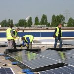 Installation der Solaranlage auf einem der Dächer des Berliner Großmarkts.