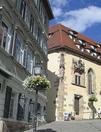 Straßenleuchten in der Tübinger Altstadt werden auf LED-Technik umgestellt.