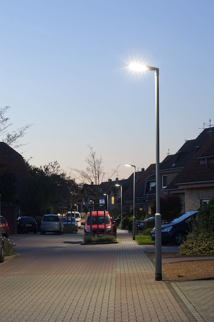 Typische Anliegerstraße mit LED Beleuchtung.