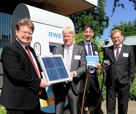 Dortmund: Photovoltaikanlage mit Speicher- und Ladesystem für Elektrofahrzeuge in Betrieb genommen.