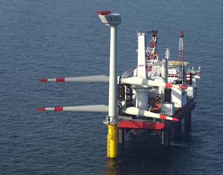 Windpark Borkum: Montage des Rotorsterns der ersten Windkraftanlage.