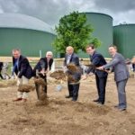 Spatenstich: Eine Aufbereitungsanlage für Biogas aus Reststoffen entsteht in Geislingen an der Steige.