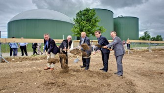 Spatenstich: Eine Aufbereitungsanlage für Biogas aus Reststoffen entsteht in Geislingen an der Steige.