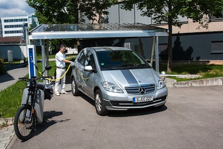 Ein ZSW-Mitarbeiter lädt ein Elektro-Auto am Solar-Carport auf.