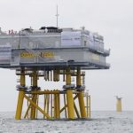 Das 3.200 Tonnen schwere Umspannwerk des Offshore-Windpark DanTysk wurde auf die Jacket-Unterkonstruktion aufgesetzt.