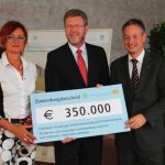 Umweltminister Huber (CSU) überreicht Vertreter der Kläranlage Straubing den mit 350.000 Euro dotierten Abwasser-Innovationspreis.