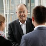 In einem Zehn-Punkte-Plan fordert Peer Steinbrück die gesetzliche Regelung der Grundversorgerpreise. Kritik kommt vom Bundesverband der Energie- und Wasserwirtschaft.