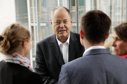 In einem Zehn-Punkte-Plan fordert Peer Steinbrück die gesetzliche Regelung der Grundversorgerpreise. Kritik kommt vom Bundesverband der Energie- und Wasserwirtschaft.