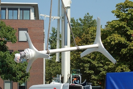 Eine neue Mikrowindanlage auf dem Dortmunder Stadthaus liefert Strom für die Elektrofahrzeuge der Kommune.