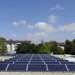 Die Solaranlage auf dem Dach der Quartiersmensa in Speyer ist ausschließlich von Kunden der Stadtwerke Speyer finanziert worden.