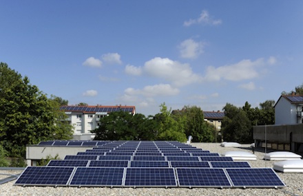 Die Solaranlage auf dem Dach der Quartiersmensa in Speyer ist ausschließlich von Kunden der Stadtwerke Speyer finanziert worden.