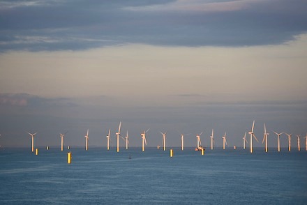 Offshore-Windpark Gwynt y Môr vor Nordwales: Von geplanten 160 Windkraftanlagen ist die erste in Betrieb genommen worden – der Rest soll 2014 folgen.