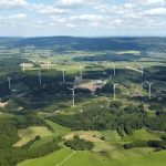 Über die Abstände zwischen Windkraftanlagen und Siedlungen wird vor allem in Bayern häufig gestritten. Eine Änderung der Abstandsregelung liegt aber vorerst auf Eis.