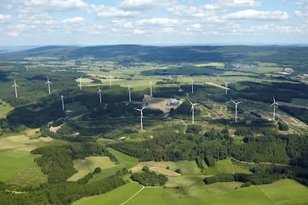 Über die Abstände zwischen Windkraftanlagen und Siedlungen wird vor allem in Bayern häufig gestritten. Eine Änderung der Abstandsregelung liegt aber vorerst auf Eis.