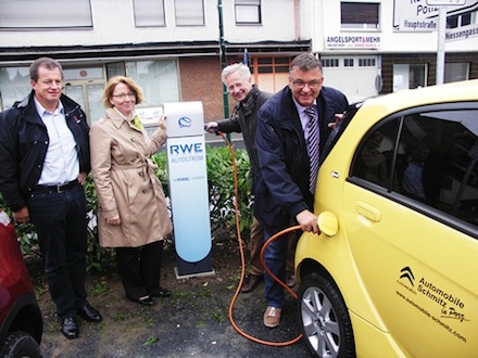 In Niederkassel wurde eine neue Ladestation für Elektrofahrzeuge in Betrieb genommen.