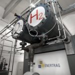 Das Hybridkraftwerk des Unternehmens Enertrag nutzt Windstrom zur Gewinnung von Wasserstoff. Nun soll es an das nationale Erdgasnetz angeschlossen werden.