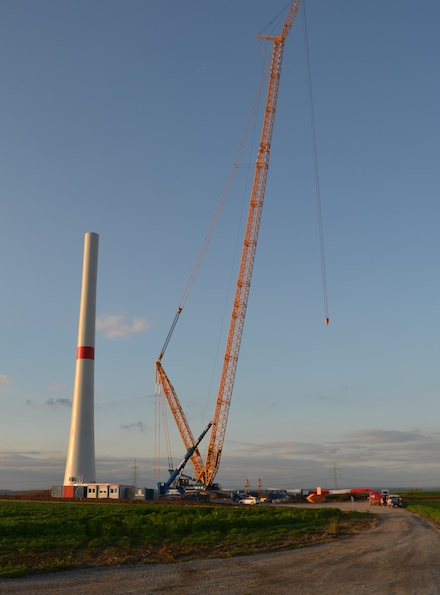 Auf der Gemarkung der bayerischen Gemeinde Schwanfeld im Landkreis Schweinfurt entstehen für die Stadtwerke Stuttgart fünf neue Windkraftanlagen.