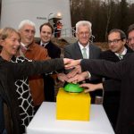 Baden-Württembergs Ministerpräsident Winfried Kretschmann nimmt das erste von fünf geplanten Windrädern des Windparks Großer-Wald offiziell in Betrieb.