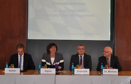 Auf einer Pressekonferenz stellte Bayerns Wirtschafts- und Energieministerin Ilse Aigner das Projekt für intelligentes Last-Management in Betrieben vor.