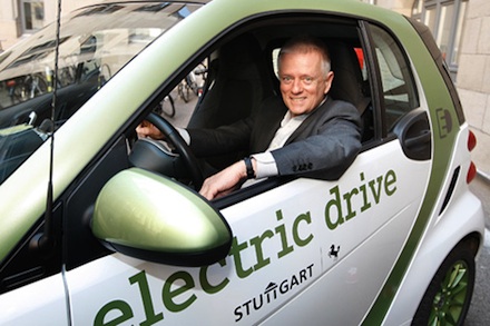 Stuttgarts OB Fritz Kuhn fährt als deutschlandweit erster Oberbürgermeister einer Landeshauptstadt einen voll elektrischen Dienstwagen.