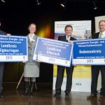 Umweltminister Franz Untersteller (zweiter von rechts) hat den European Energy Award an ausgezeichnete baden-württembergische Kommunen überreicht.