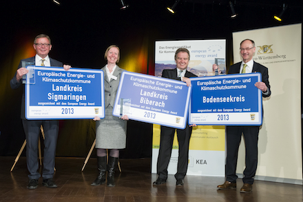 Umweltminister Franz Untersteller (zweiter von rechts) hat den European Energy Award an ausgezeichnete baden-württembergische Kommunen überreicht.