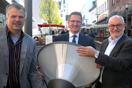 Begutachtung der neuen LED-Lampen auf dem Hermeskeiler Marktplatz.