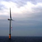 Das Unternehmen Vattenfall und die Stadtwerke München haben die erste Windturbine auf der Seebaustelle des Offshore-Windparks DanTysk errichtet.