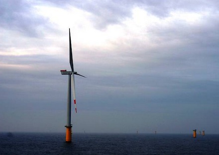 Das Unternehmen Vattenfall und die Stadtwerke München haben die erste Windturbine auf der Seebaustelle des Offshore-Windparks DanTysk errichtet.