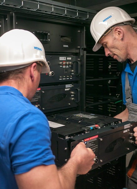 Installation des ersten Akkutrays im WEMAG-Batteriespeicher.