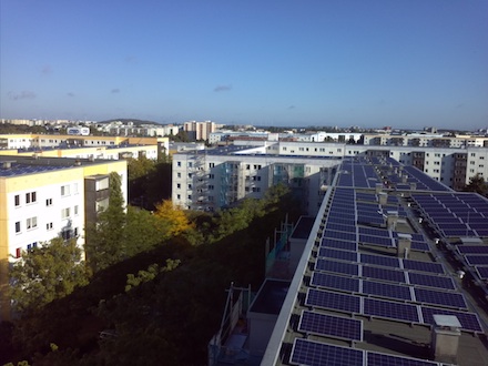 Solaranlage in Berlin: LichtBlick-Projekt zur Direktlieferung von lokal erzeugtem Strom an Mieter.