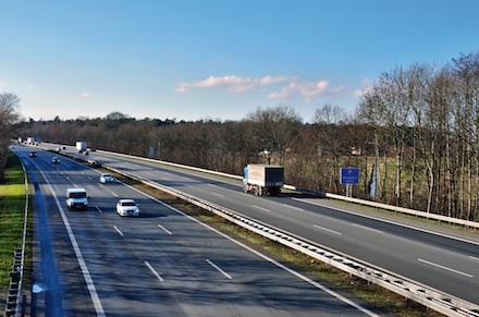 Elektromobilität soll künftig vermehrt auf Autobahnen möglich sein. Das Projekt „Schnellladung auf der A9“ macht den Anfang.