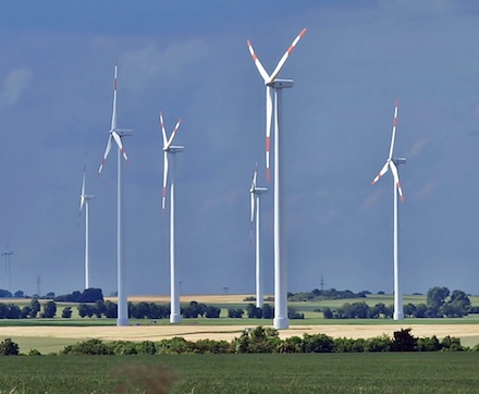 Mehrere Verbände bezeichnen die geplante Länderregelung für Mindestabstände von Windenergieanlagen als kontraproduktiv.